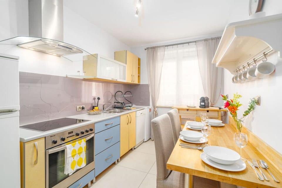 Fully Equipped Kitchen & Dining Area – Bright Space with Oven, Dishwasher and Comfortable Dining for Shared Meals | Book Now with RENTUJEMY.COM