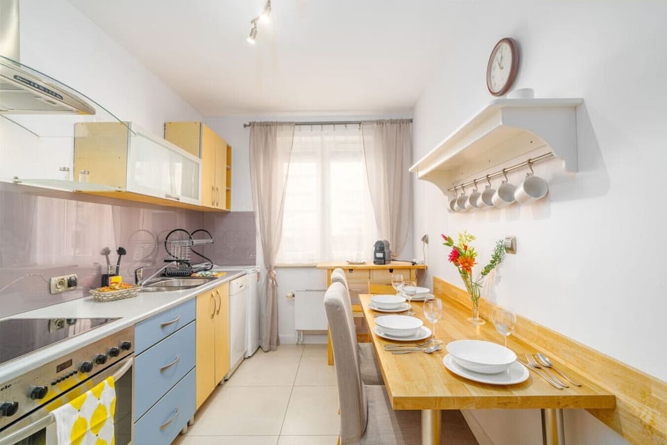 Fully Equipped Kitchen & Dining Area – Bright Space with Oven, Dishwasher and Comfortable Dining for Shared Meals | Book Now with RENTUJEMY.COM