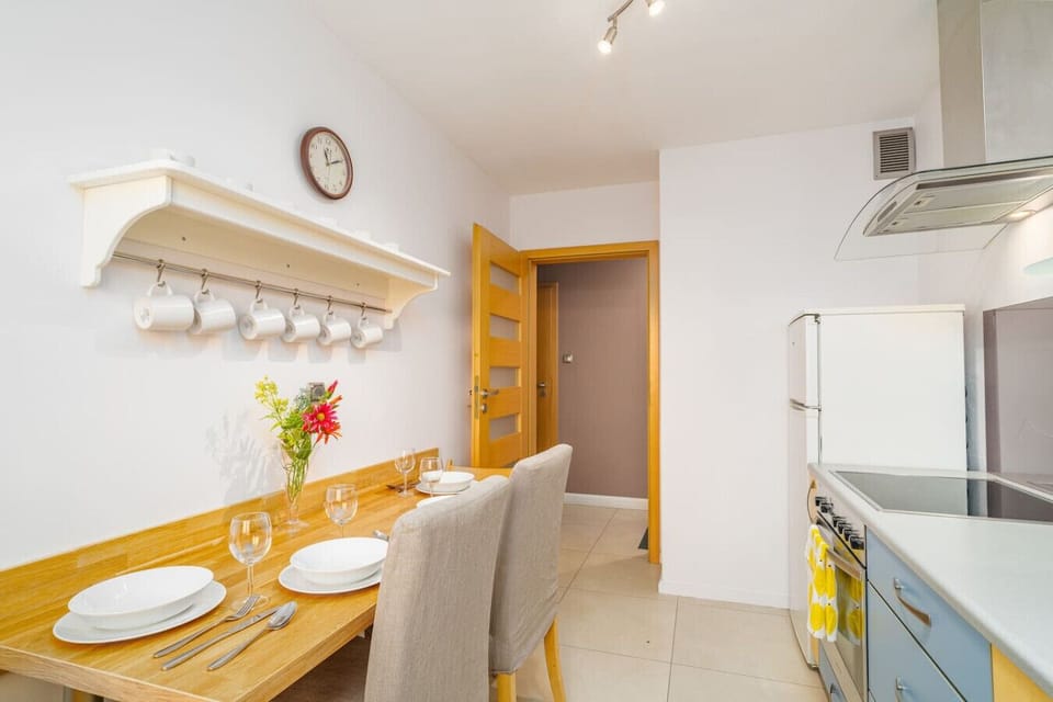 Fully Equipped Kitchen & Dining Area – Bright Space with Oven, Dishwasher and Comfortable Dining for Shared Meals | Book Now with RENTUJEMY.COM