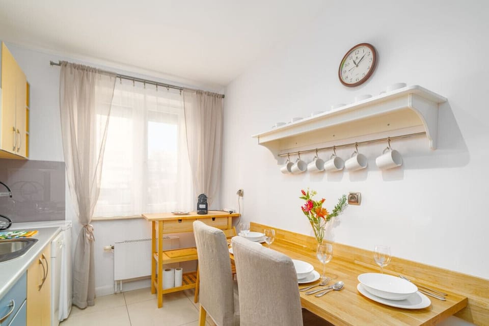 Fully Equipped Kitchen & Dining Area – Bright Space with Oven, Dishwasher and Comfortable Dining for Shared Meals | Book Now with RENTUJEMY.COM