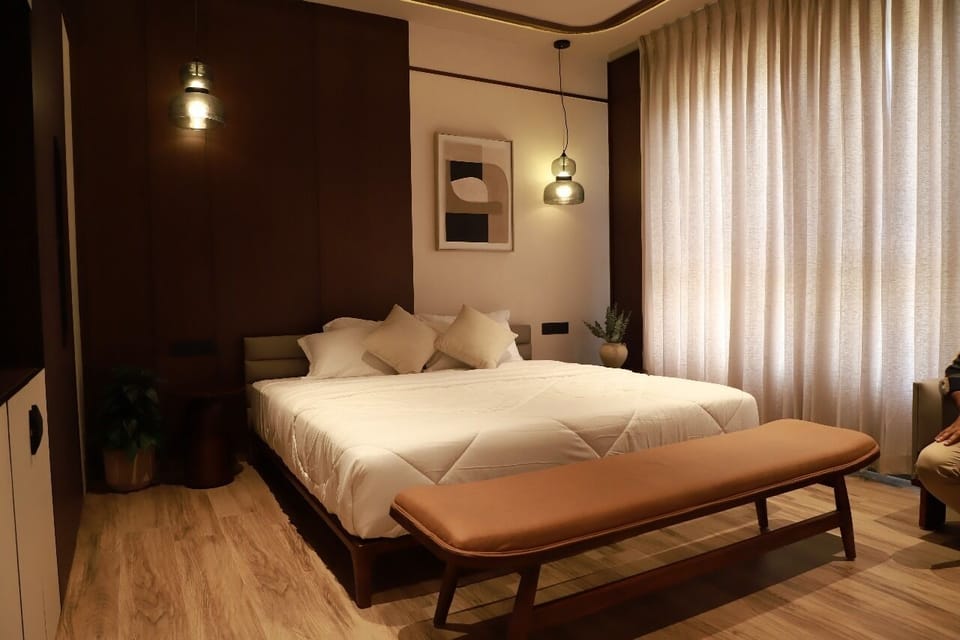 Deluxe Room, Garden View | Desk, laptop workspace, soundproofing, iron/ironing board