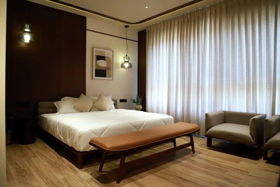 Deluxe Room, Garden View | Desk, laptop workspace, soundproofing, iron/ironing board