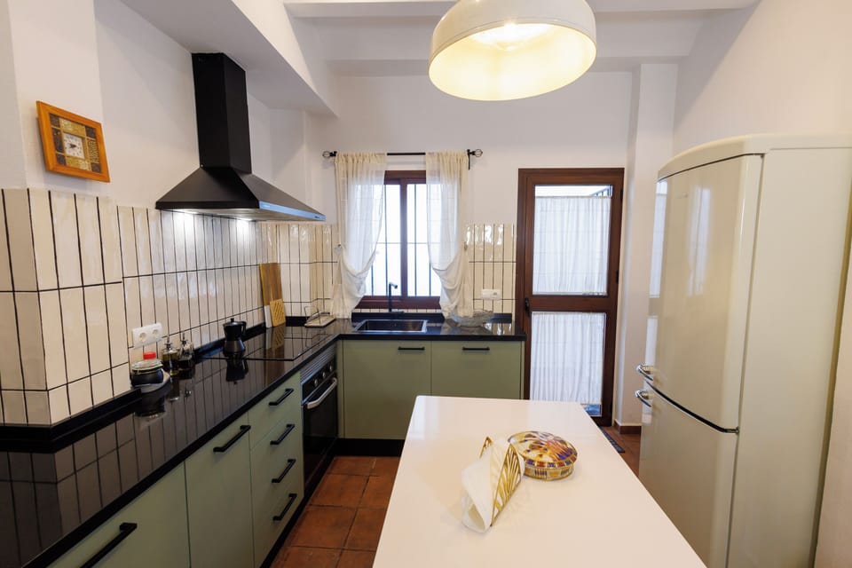 Deluxe Double Room, 1 King Bed, City View | Private kitchen | Full-size fridge, microwave, oven, stovetop
