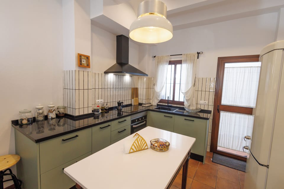 Deluxe Double Room, 1 King Bed, City View | Private kitchen | Full-size fridge, microwave, oven, stovetop