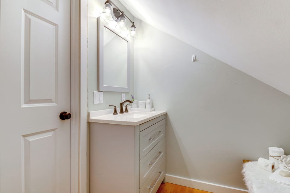 1 Mi to Historic Dtwn: Dog-friendly Everett Home! Cottage in Everett