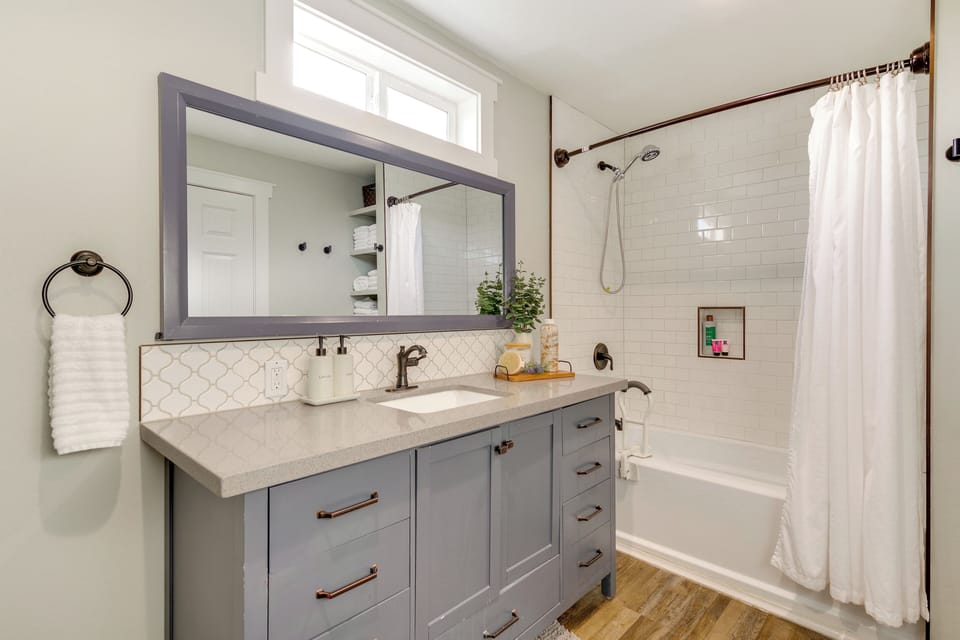 1 Mi to Historic Dtwn: Dog-friendly Everett Home! Cottage in Everett
