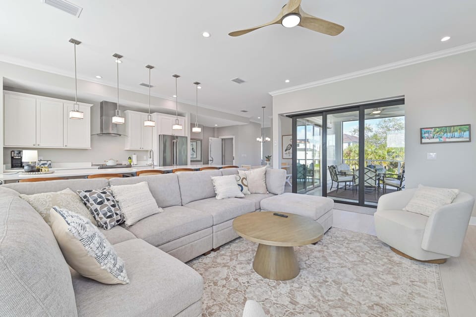 Dockside Dream - Living with comfortable seating and smart TV