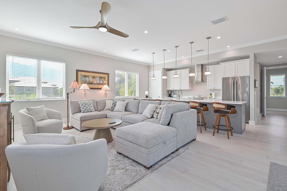 Dockside Dream - Living with comfortable seating and smart TV