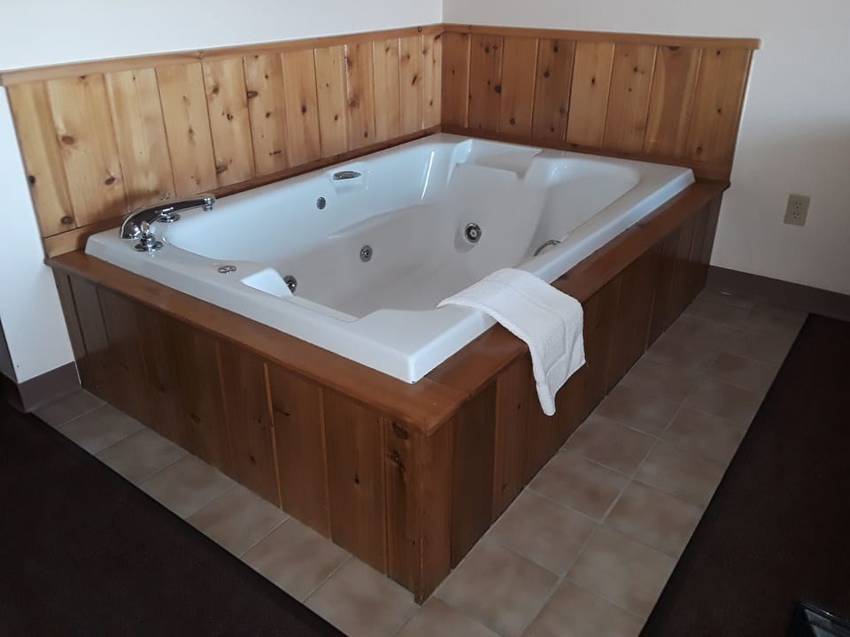 Deluxe Single Room, 1 King Bed, Non Smoking, Jetted Tub | Jetted tub