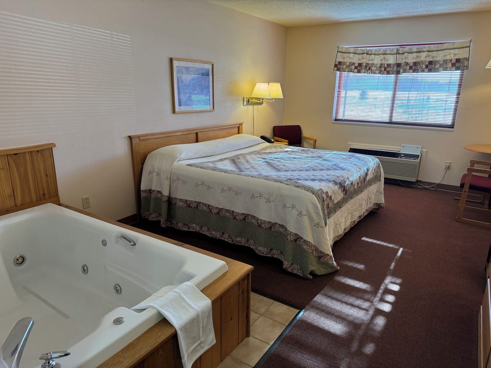 Deluxe Single Room, 1 King Bed, Non Smoking, Jetted Tub | Desk, iron/ironing board (on request), travel crib, WiFi (free)