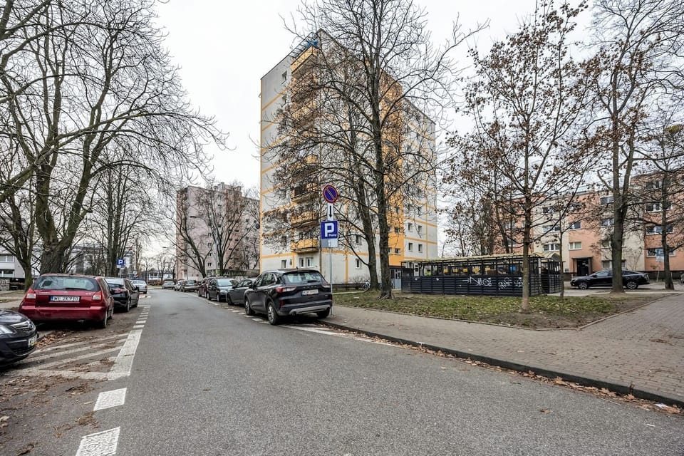 Building | Book Now with RENTUJEMY