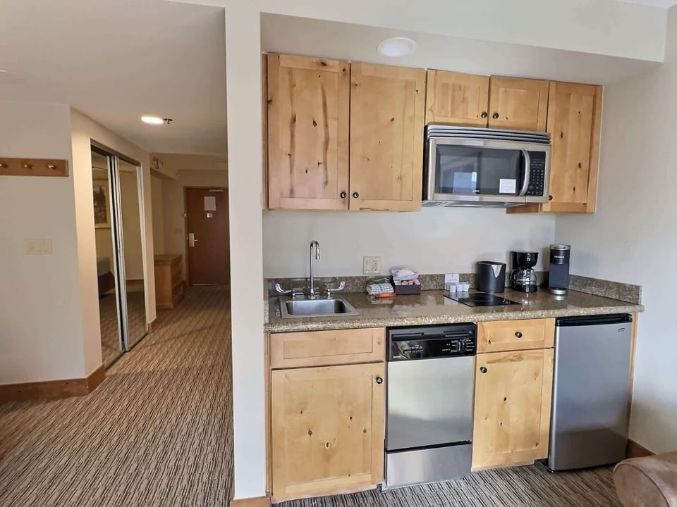 【Kitchenette】Coffee, fridge, and stovetop for breakfasts before the lift opens