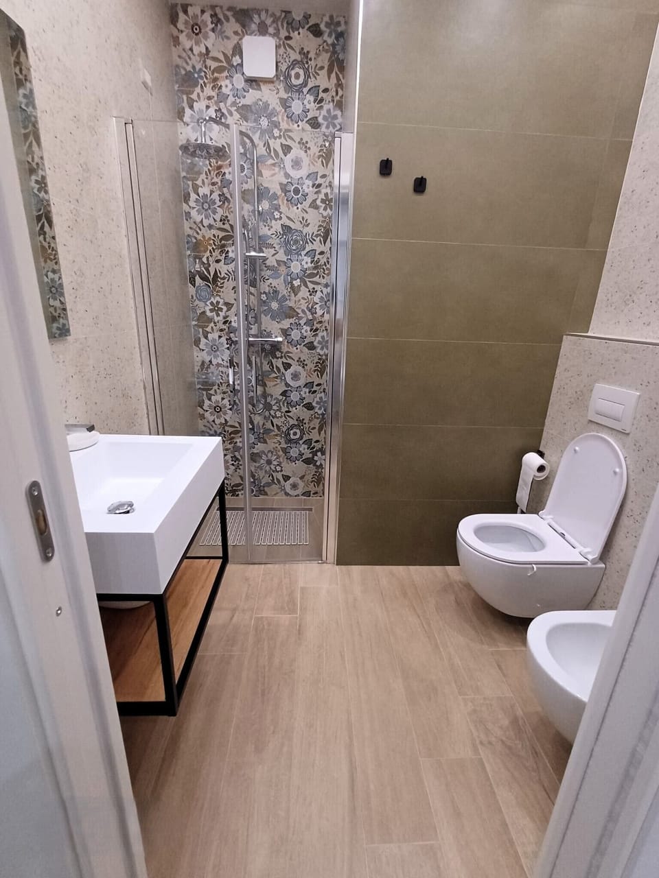 Economy Room, Ensuite | Bathroom | Shower, free toiletries, hair dryer, bathrobes