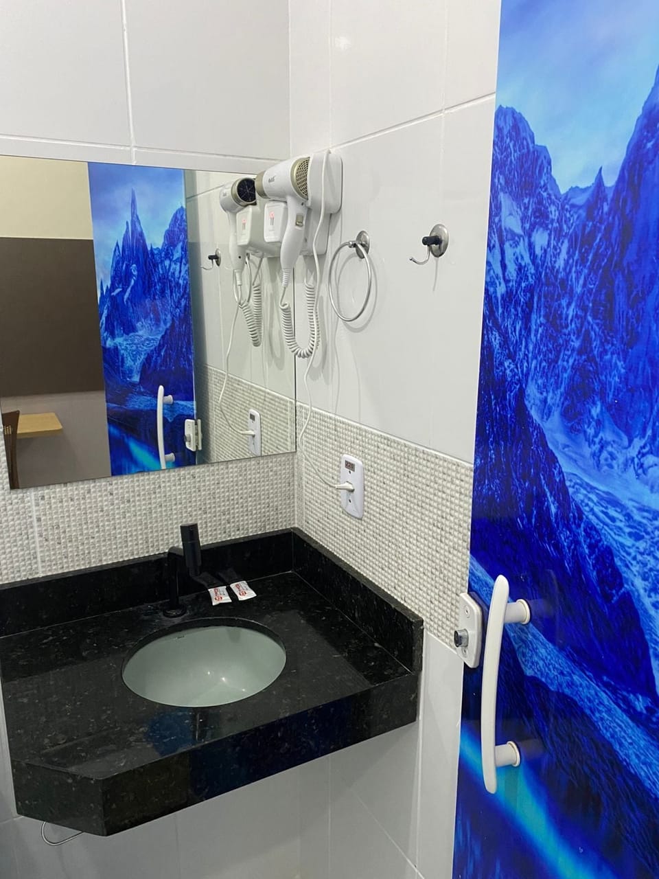 Deluxe Double Room | Bathroom | Shower, free toiletries, hair dryer, towels