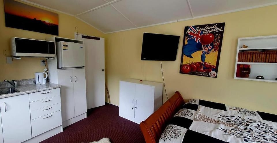 Accommodation Wailanae B&B Kitchenette and TV