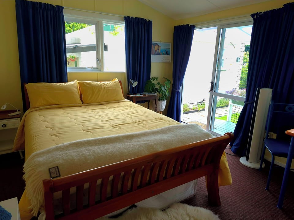 Queen Bed in Studio B&B Waikanae