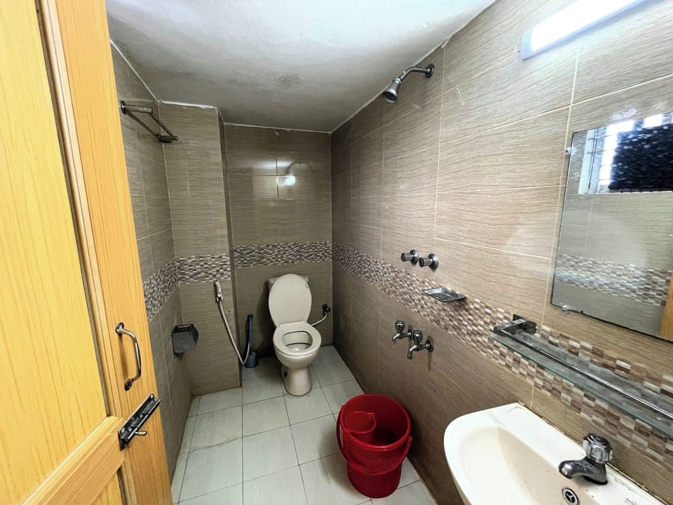 Deluxe Double Room, City View | Bathroom | Bathtub, free toiletries, slippers, towels