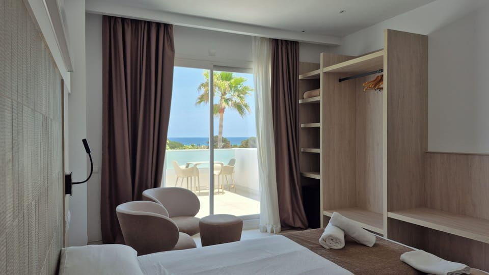 Junior Suite, Balcony, Ocean View | In-room safe, WiFi (free), bed sheets