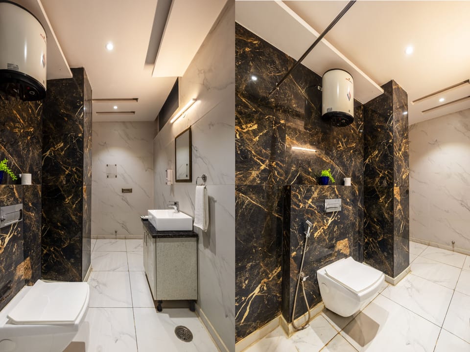 Deluxe Double Room | Bathroom | Separate tub and shower, towels, soap, shampoo