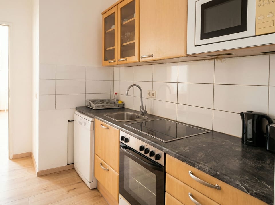 Basic Apartment | Private kitchen | Oven, stovetop, cookware/dishes/utensils
