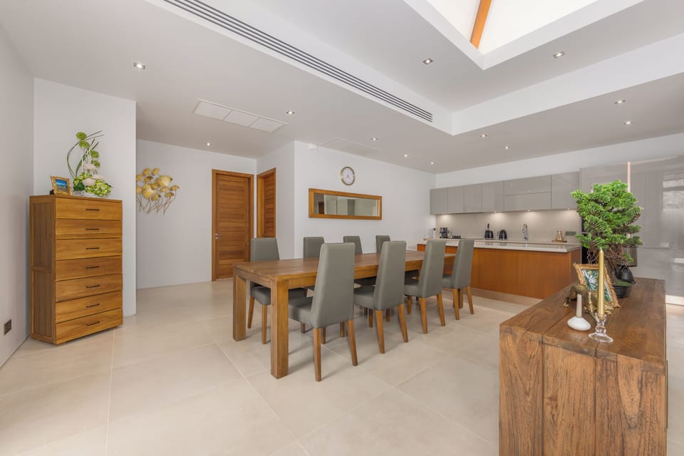 Comfort Villa, 3 Bedrooms, Pool View | In-room dining