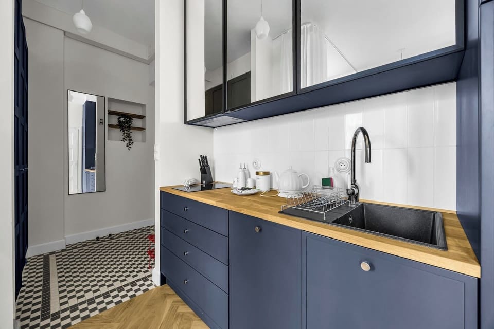 Modern Kitchenette – Fully Equipped with Sink, Cooktop & Stylish Cabinets | Book Now with RENTUJEMY.COM