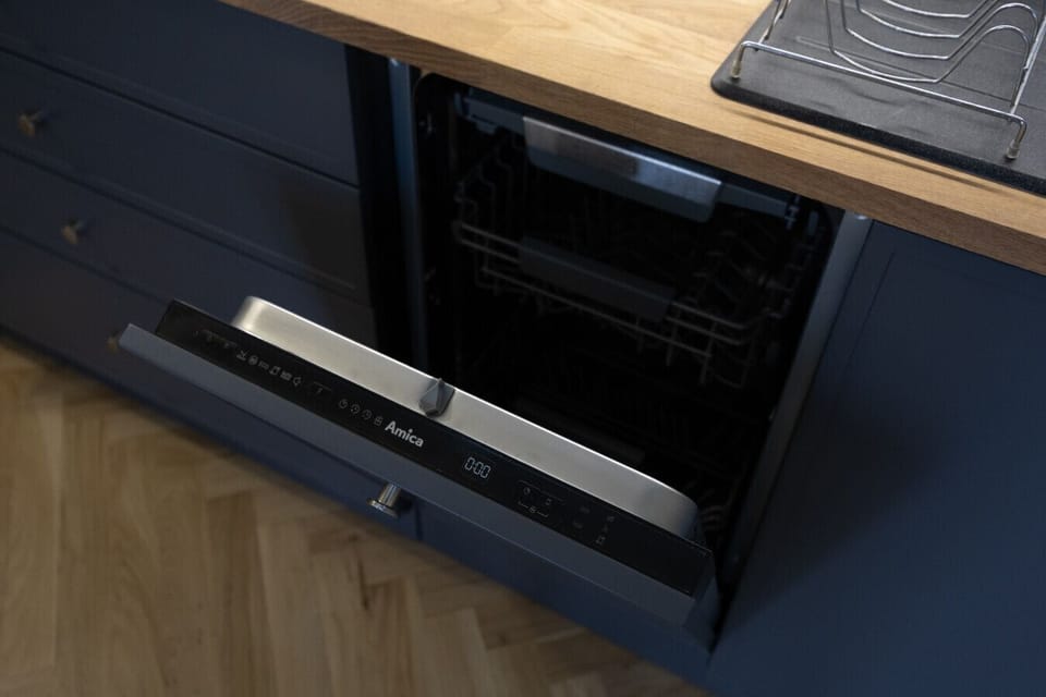 Dishwasher – Kitchen | Book Now with RENTUJEMY.COM