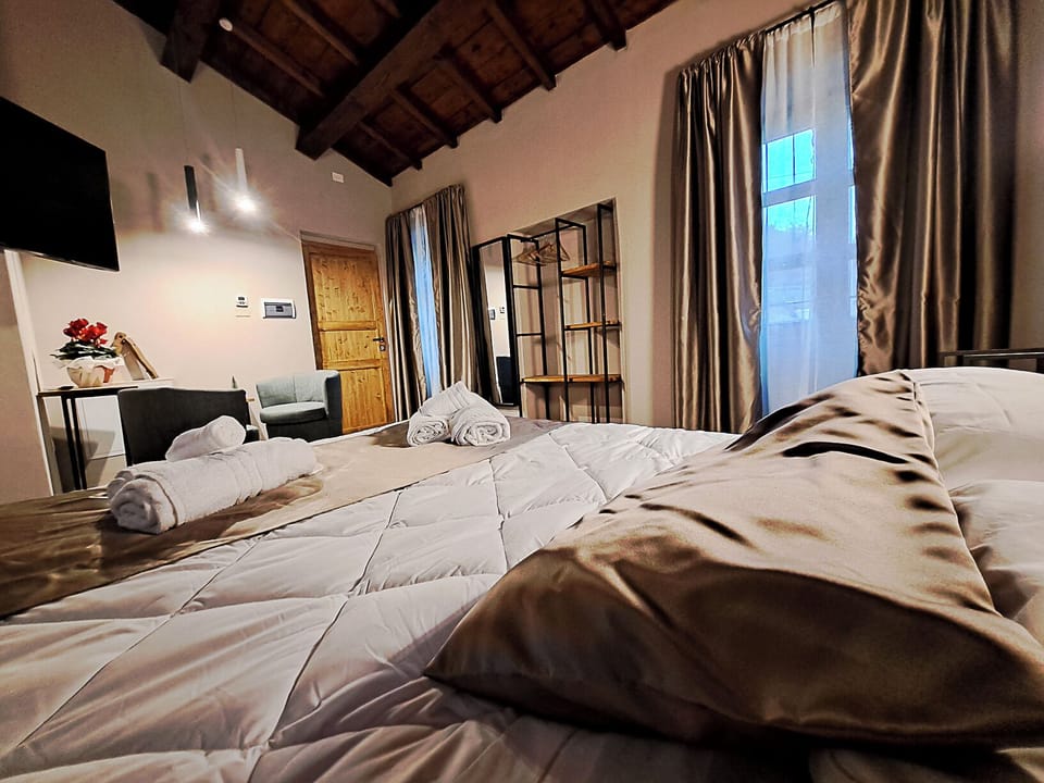 Suite, Courtyard View | Blackout drapes, free WiFi