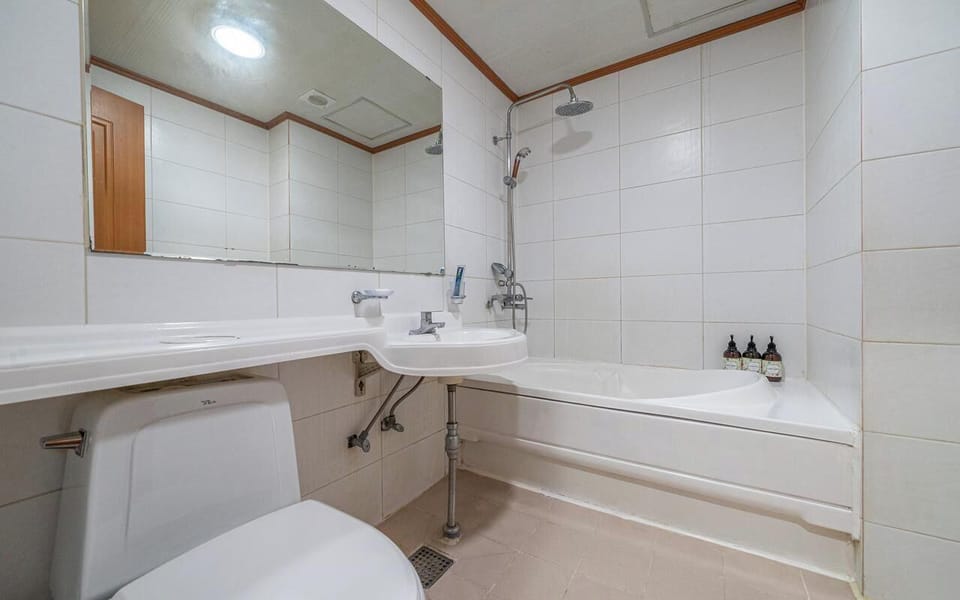 Quadruple Room | Bathroom | Shower, hair dryer, towels, soap