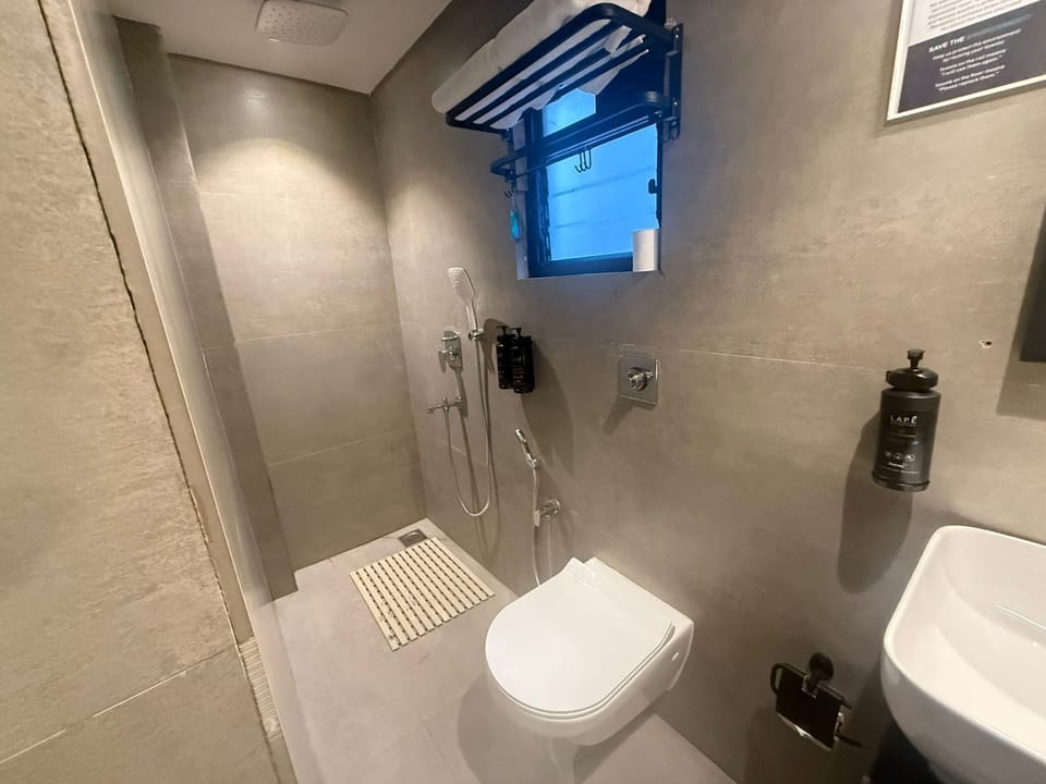 Shower, rainfall showerhead, free toiletries, hair dryer