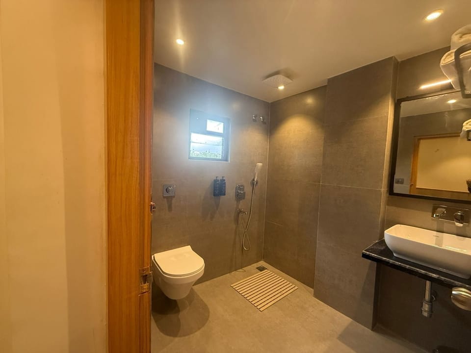 Luxury Double Room, City View | Bathroom | Shower, rainfall showerhead, free toiletries, hair dryer