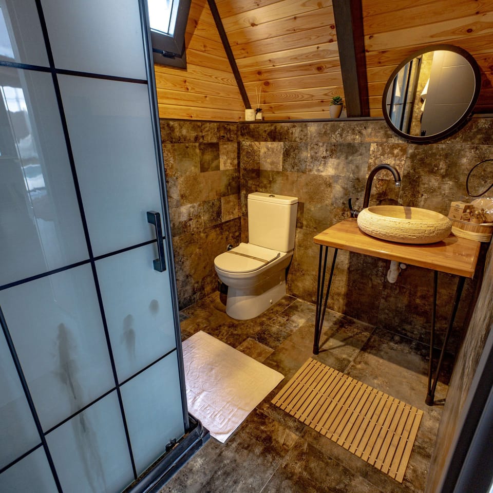 Deluxe Suite, Pool View | Bathroom | Hair dryer, towels