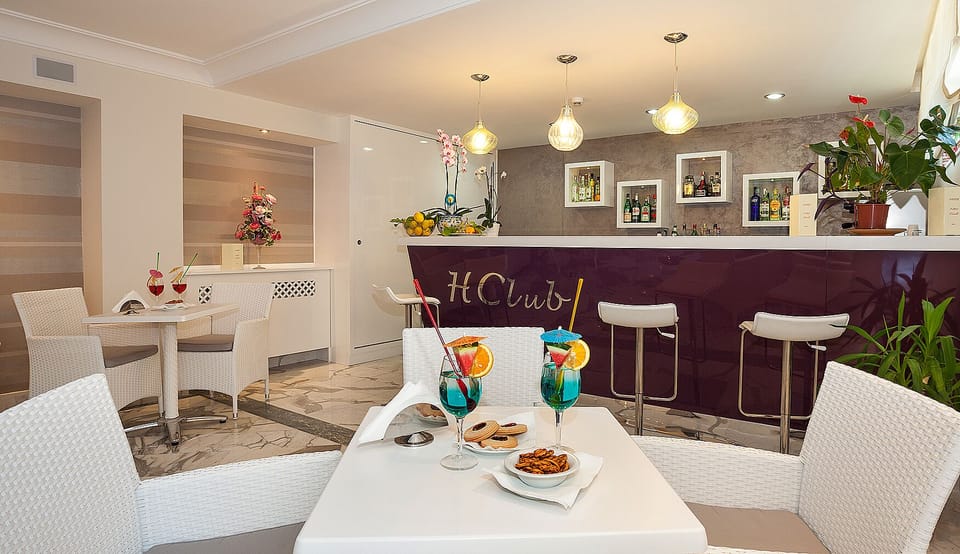 Lobby lounge