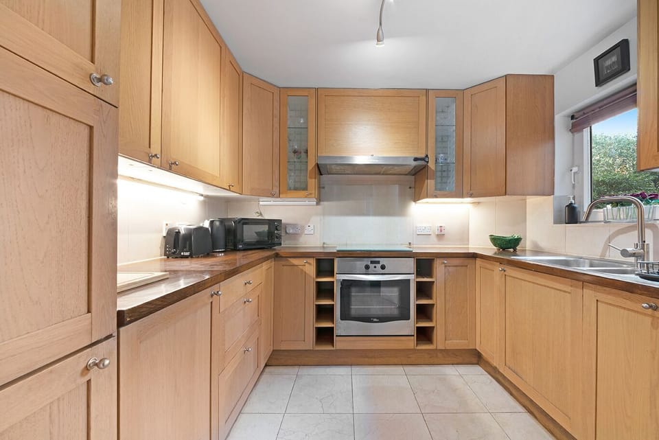 Well equipped kitchen with dishwasher and washing machine
