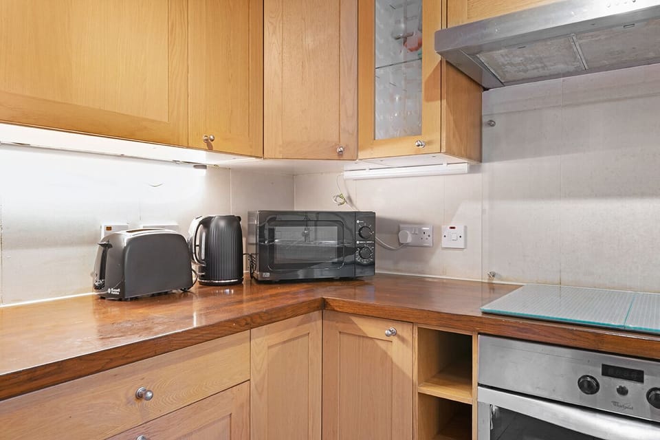 Well equipped kitchen with oven, microwave, electric kettle, toaster