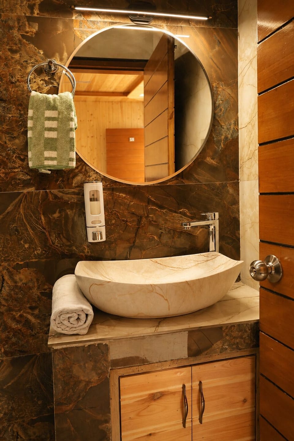 Superior Room | Bathroom | Shower, free toiletries, slippers, towels
