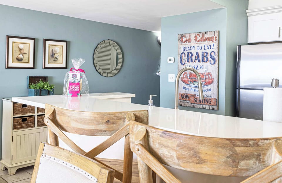 Kitchen with breakfast bar