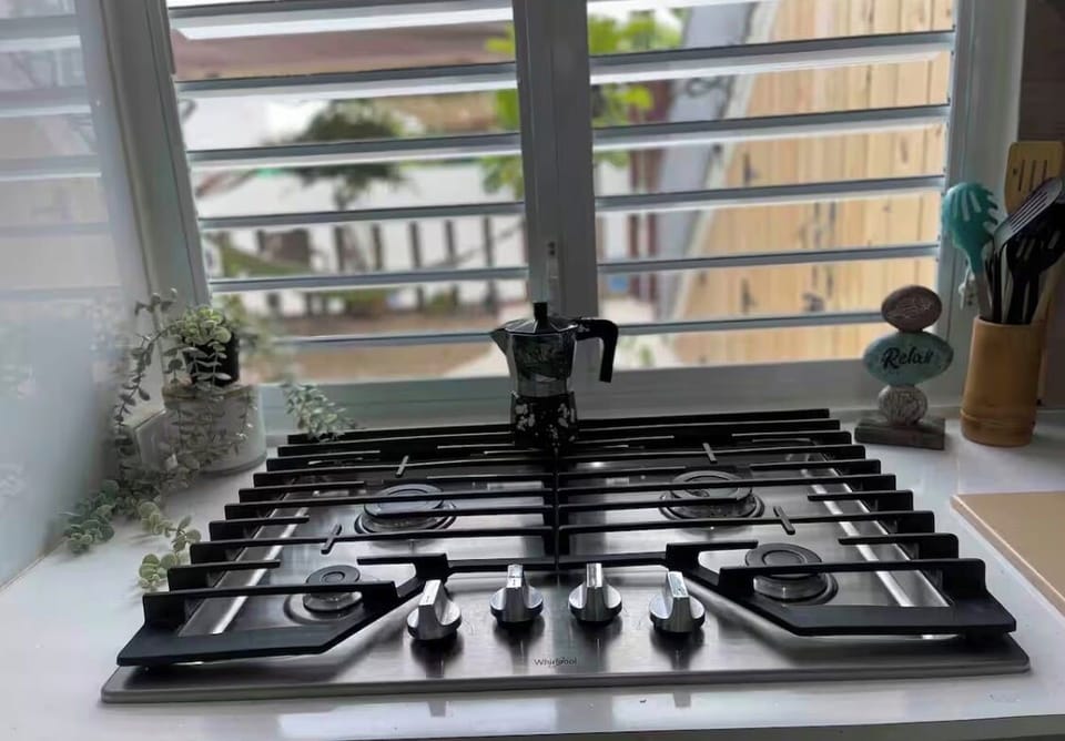 Unit 1: Full Kitchen/ 4 Burner Stove