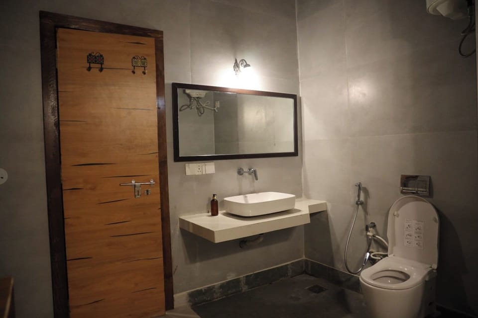 Executive Room | Bathroom | Shower, free toiletries, towels, soap