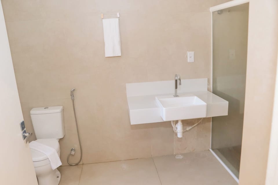 Deluxe Double Room, 1 Bedroom, Lanai, Garden View | Bathroom | Towels, soap, shampoo, toilet paper