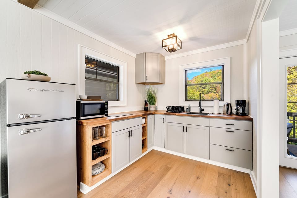 🍴 All the essentials you need: cooktop, microwave, coffee station & tea kettle! 💫