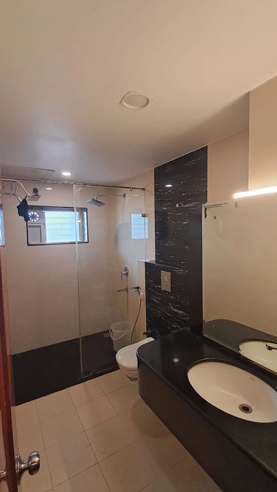 Shower, free toiletries, towels, shampoo