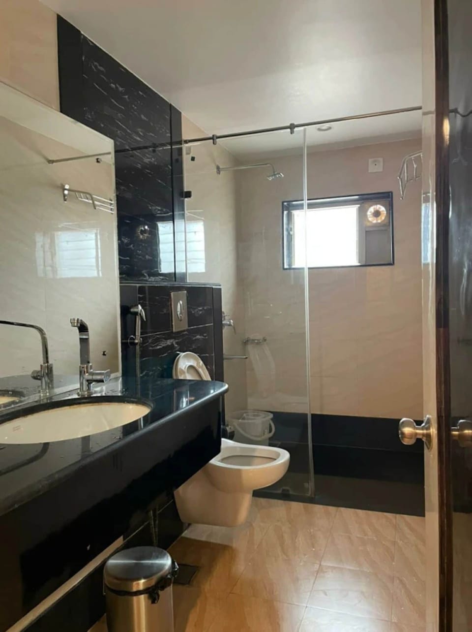 Deluxe Double Room | Bathroom | Shower, free toiletries, towels, shampoo