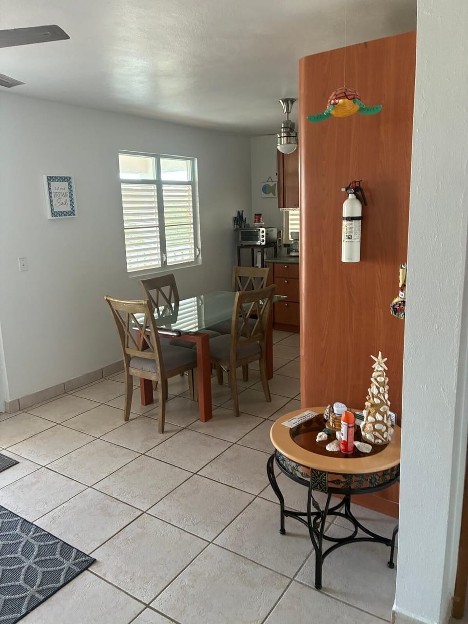 Side angle of dinning area
