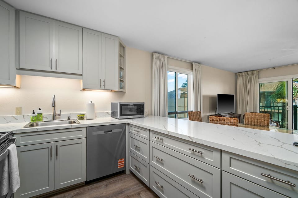 Condo, 2 Bedrooms, Partial Ocean View | Private kitchen