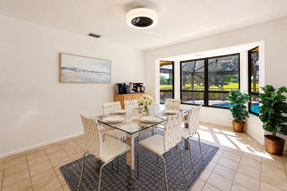 Central dining space adjacent to the kitchen, perfect for relaxed dinner.