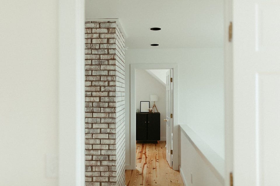 Second floor hallway connecting bedrooms and living spaces, making the layout easy for groups.