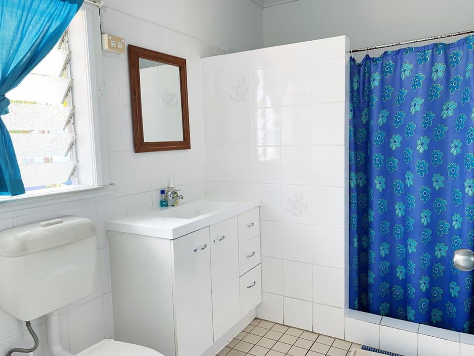 Shower, towels