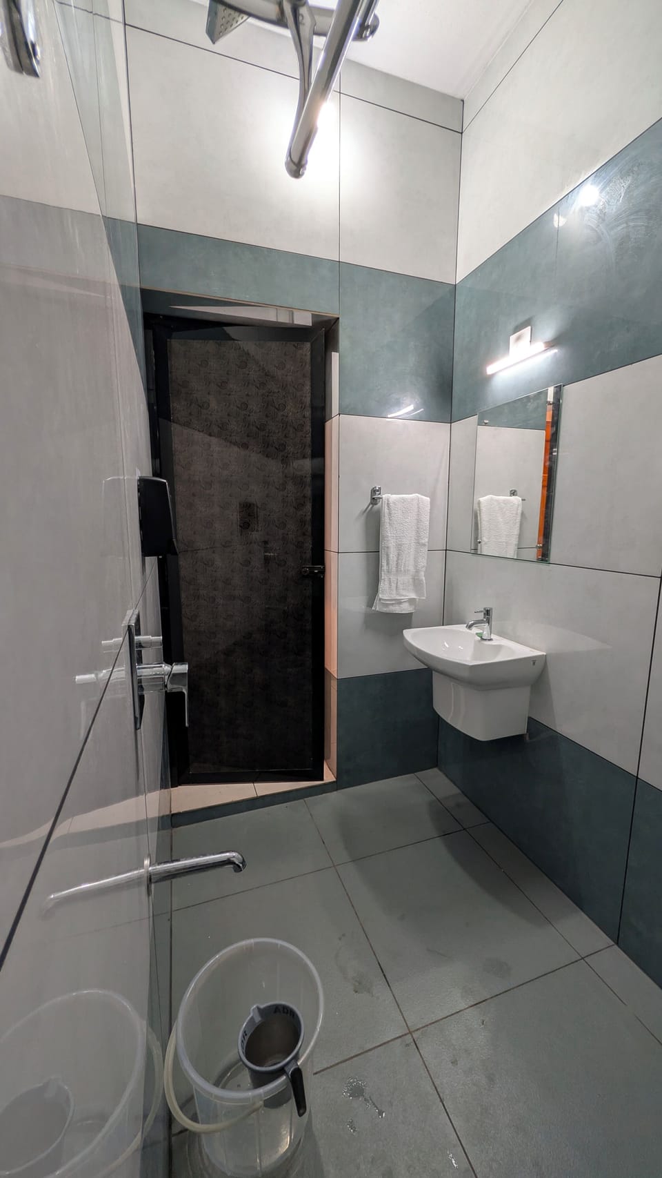 Deluxe Double Room | Bathroom | Shower, bidet, towels, soap