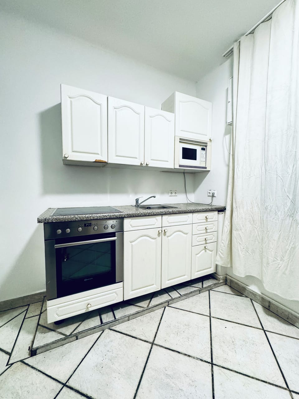Basic Apartment | Private kitchen | Microwave, oven, stovetop, cookware/dishes/utensils